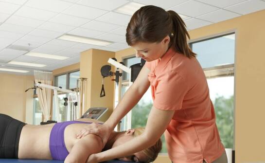 Jak różne zabiegi fizjoterapeutyczne pomagają przy bólu pleców i przeciążeniu stawów