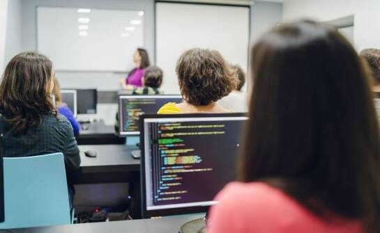 Dlaczego dobry temat pracy z informatyki powstaje z problemu, a nie z mody technologicznej