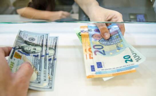 Jak przebiega wymiana walut w stacjonarnym kantorze przy większej kwocie gotówki