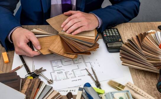 Jak dekorator prowadzi dobór materiałów i wyposażenia, gdy wnętrze ma działać na co dzień