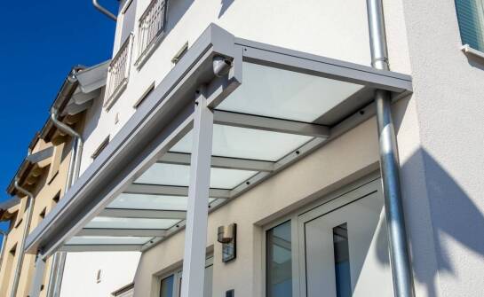 Szklany daszek przy wejściu do mieszkania w bloku — zgoda wspólnoty, dokumenty i koszty