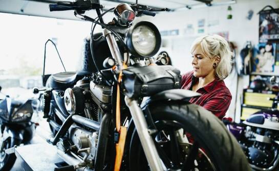 Jak uporządkować części i narzędzia wokół uniesionego motocykla w serwisie