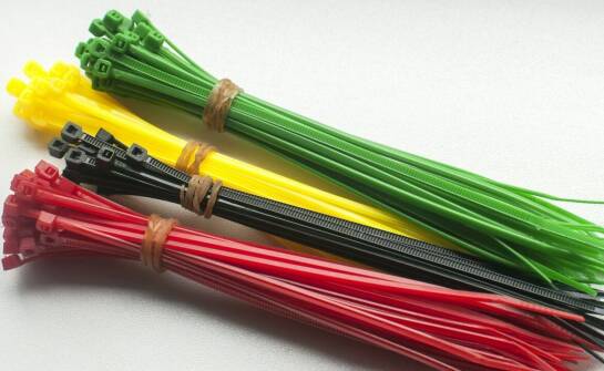 Jak dobrać większe opaski zaciskowe do grubych wiązek w elektryce i fotowoltaice