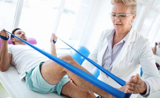 Różnice między indywidualnym treningiem medycznym a tradycyjnym fitnessem
