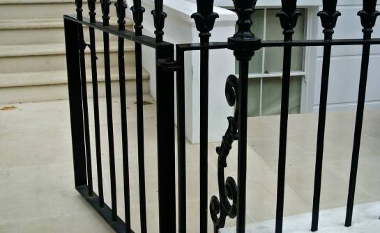 Jak elementy kute budują spójny wygląd ogrodzenia, balustrady i krat w jednej posesji