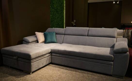 Co wpływa na trwałość dużego nowoczesnego narożnika modułowego w ekspozycji salonu