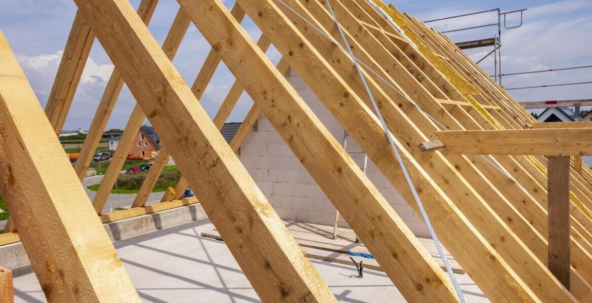 Prefabrykowane belki przy attyce hali: kiedy obciążenia wymuszaj ą projekt indywidualny