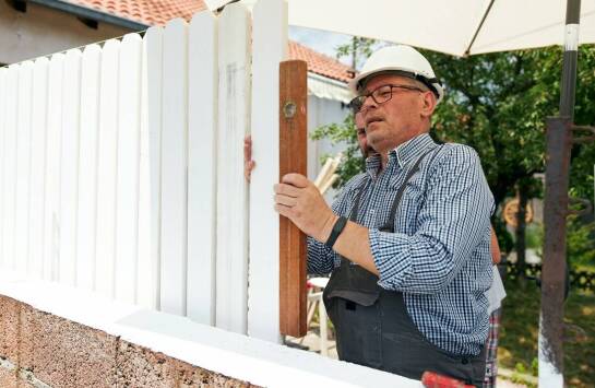 Montaż palisadowego ogrodzenia przy domu — jak ocenić zakres prac przed zamówieniem