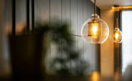 Plafon czy lampa wisząca — jak dopasować światło do małego mieszkania w bloku