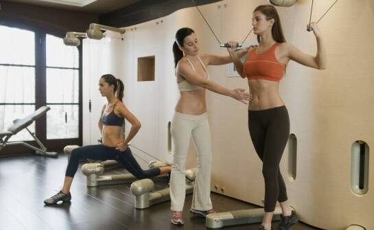 Czym różni się studio pilatesu od sali fitness i kiedy ma znaczenie mała grupa