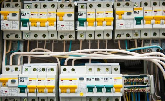 Kiedy różnicówka trójfazowa ma sens w instalacji domowej i warsztatowej