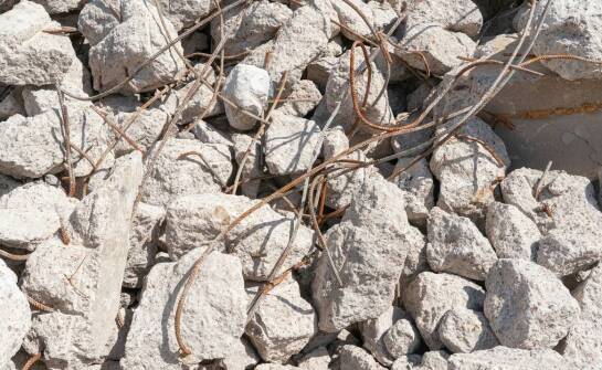 Jak gruz betonowy z rozbiórki staje się materiałem do dalszych robót ziemnych