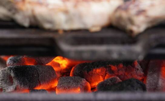 Biała podpałka w kostkach — kiedy sprawdza się przy grillu i kominku