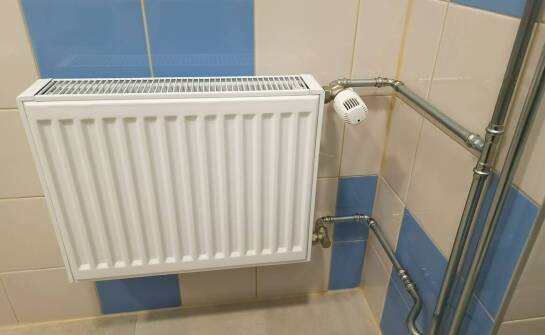 Jak dopasować grzejnik łazienkowy do małej łazienki i starej instalacji