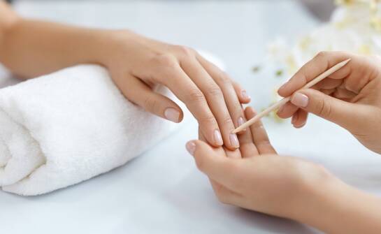 Jak dobrać kosmetyk do skórek do manicure hybrydowego i domowej pielęgnacji