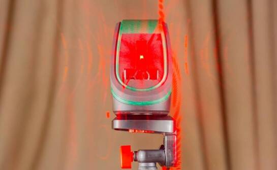 Jak ocenić przyrząd do pomiarów laserowych w warsztacie, gdy liczą się pył, olej i kalibracja
