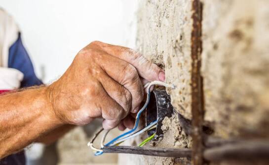 Co najbardziej zmienia koszt i zakres modernizacji instalacji elektrycznej w starym domu lub mieszkaniu