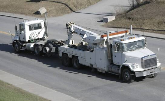 Jak dobrać lawetę do transportu auta we Wrocławiu, gdy liczą się masa i uprawnienia