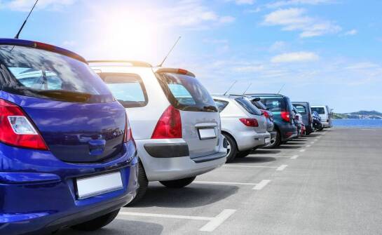 Parking i dojazd do apartamentu nad morzem w Sopocie — co sprawdzić przed rezerwacją