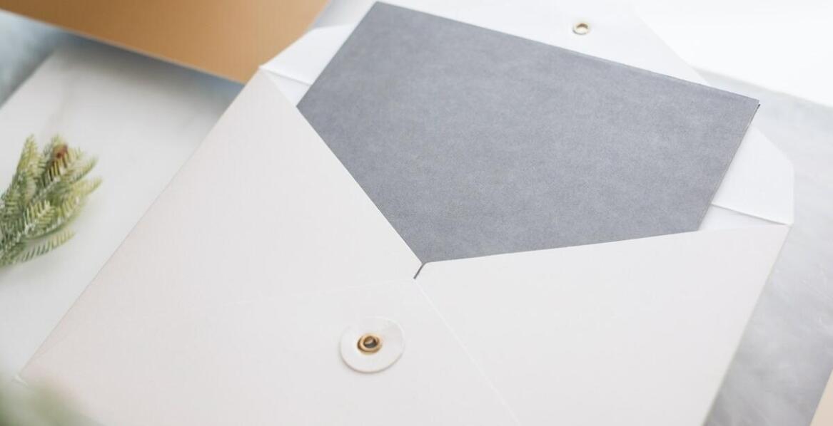 Dlaczego grubość papieru w kopercie zmienia odbiór kampanii i parametry produkcji