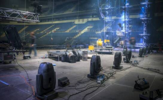 Czym oprawa stadionowa różni się konstrukcją od fajerwerków rekreacyjnych i co z tego wynika