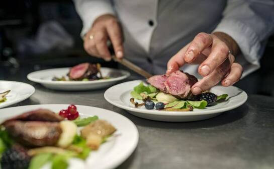 Po ukończeniu kierunku gastronomicznego — jakie kompetencje otwierają drogę do pracy w Warszawie