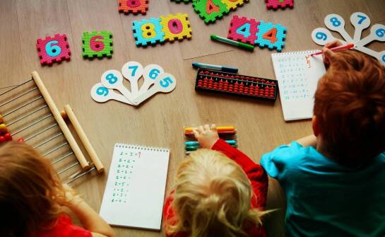 Jak zajęcia rozwijające pamięć, czytanie i matematykę porządkują rozwój dziecka po przedszkolu