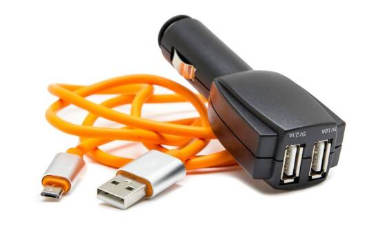 Gniazdo USB w skuterze i motocyklu — jak ocenić zasilanie, wodoodporność i sens montażu
