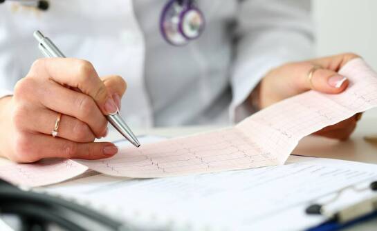 Pierwsza konsultacja kardiologiczna u dorosłych — jakie dokumenty, pytania i badania warto przygotować