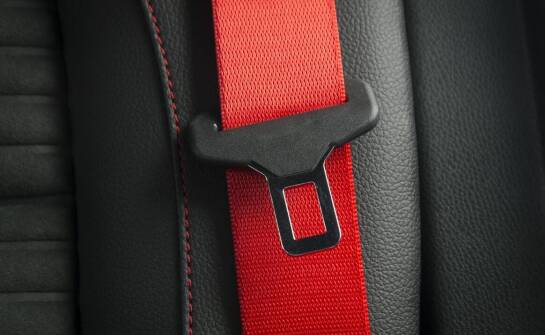Zmiana koloru pasów w aucie premium: homologacja, napinacz i dopasowanie do wnętrza