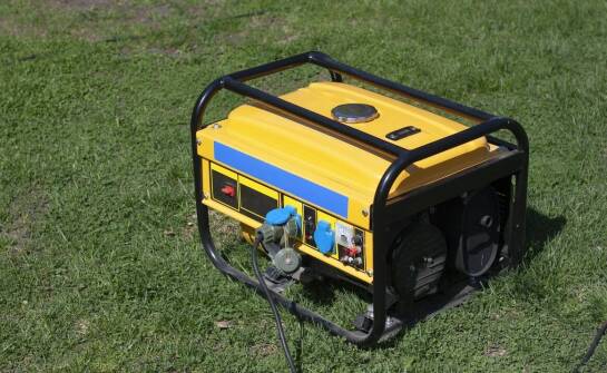 Awaryjne zasilanie ogrodu i działki — kiedy niewielki generator wystarcza