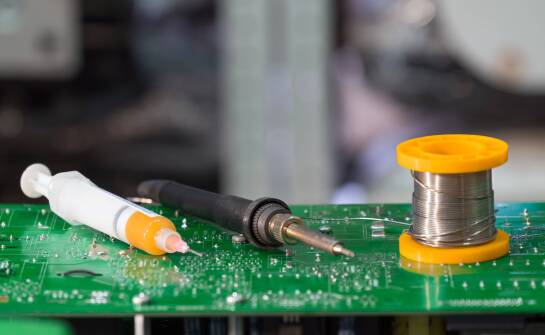 Warstwa cyny na stykach elektronicznych — kiedy pomaga w lutowaniu i ochronie przed korozją
