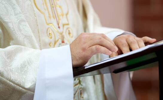 Jak materiał, krój i rozmiar wpływają na wygodę koszuli noszonej przez duchownego