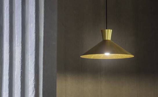 Kiedy sufitowa lampa z abażurem ma sens w łazience i jakie warunki musi spełnić
