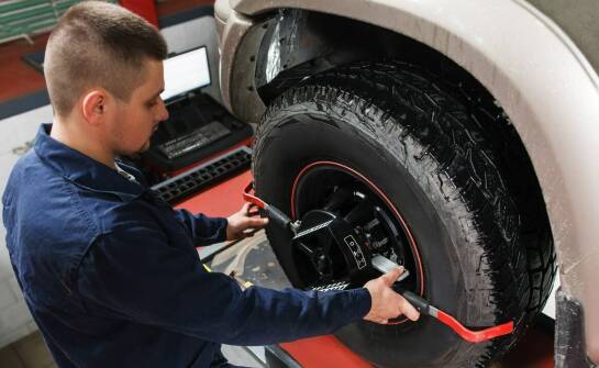 Jak wygląda jedna wizyta serwisowa, gdy auto potrzebuje opon, wyważania i kontroli klimatyzacji