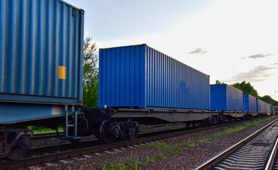 Jak działa przewóz ładunków masowych całopociągiem w logistyce door-to-door