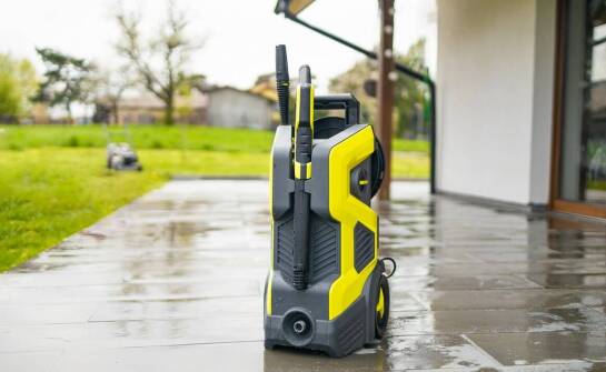 Jak wykorzystać Bosch UniversalAquatak 125 do bezpiecznego mycia auta i mebli ogrodowych