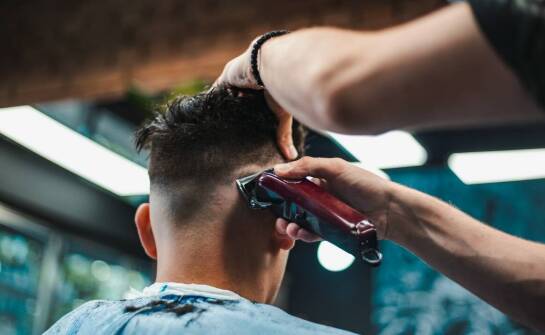 Jak rozpoznać szkolenie barberskie, które przygotowuje do pierwszych samodzielnych cięć