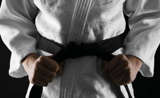 Jak dobrać pas treningowy do stylu kyokushin, by nie krępował podczas kumite