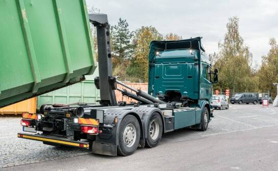Jak ocenić, czy wynajem wywrotki pasuje do transportu materiałów sypkich i sezonowych zleceń