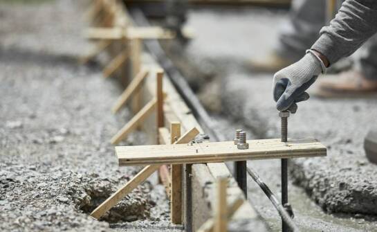 Kiedy drobne śruby montażowe są potrzebne przy osadzaniu akcesoriów w prefabrykatach betonowych