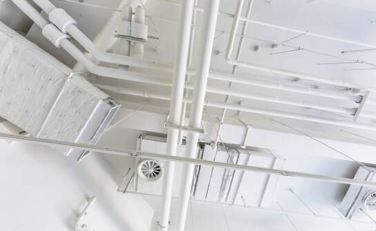 Od projektu do uruchomienia — jak przebiega wykonanie instalacji pneumatycznej w dużej hali
