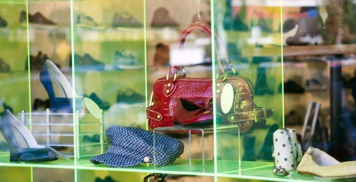 Jak łączyć buty i torebki outletowe z odzieżą, żeby oferta sklepu była spójna?