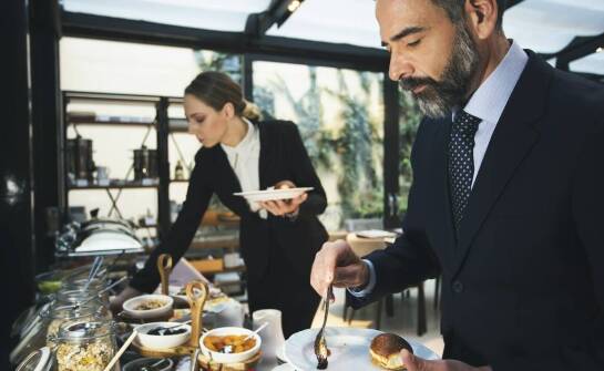 Jak wdrażać zrównoważony catering w bufetach firmowych i restauracyjnych bez chaosu organizacyjnego