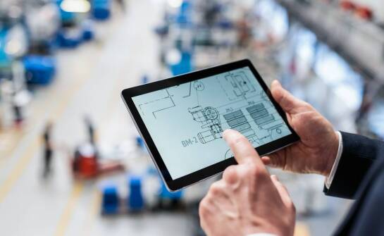Jak AR w aplikacji mobilnej wspiera szkolenia techniczne, prototypowanie i serwis w zakładzie
