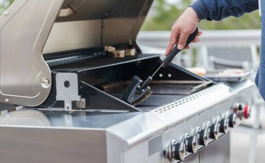 Jak materiały i kształt akcesoriów zmieniają komfort grillowania na grillu gazowym