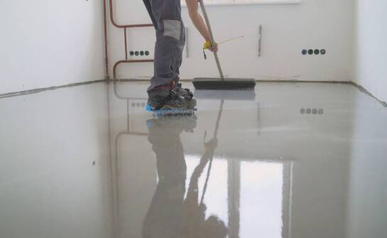 Jak przygotować gres, PCV i beton do mycia maszynowego w biurze i wspólnocie