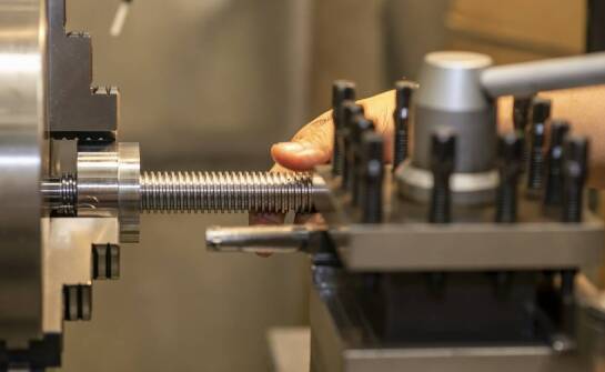 Gwint zewnętrzny czy wewnętrzny — jak materiał i tolerancja wpływają na dobór technologii CNC