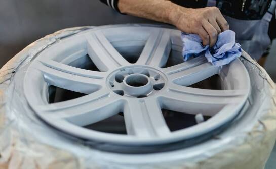 Od stanu aluminium do gotowej powłoki — jak przebiega renowacja felg youngtimera