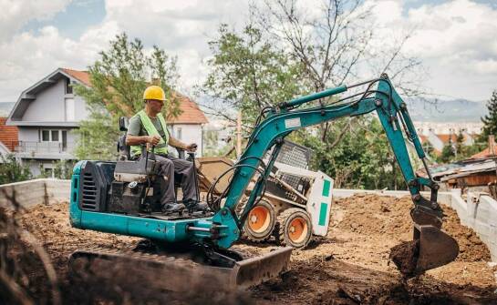 Jak dopasować koparkę lub minikoparkę z operatorem do wykopu, rozbiórki i trudnego dojazdu